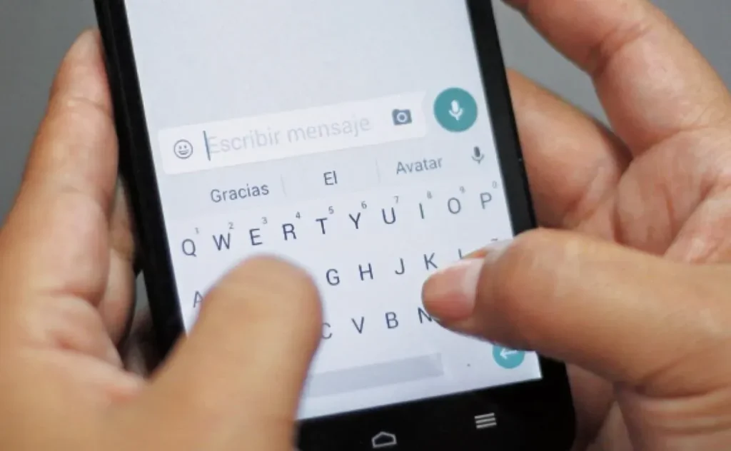 escribiendo-un-whatsapp escribiendo-un-whatsapp